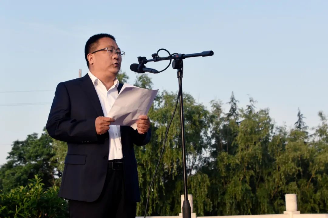 伊川县实验高中李社欣副校长为荣获"学习之星" "美德少年"称号的同学