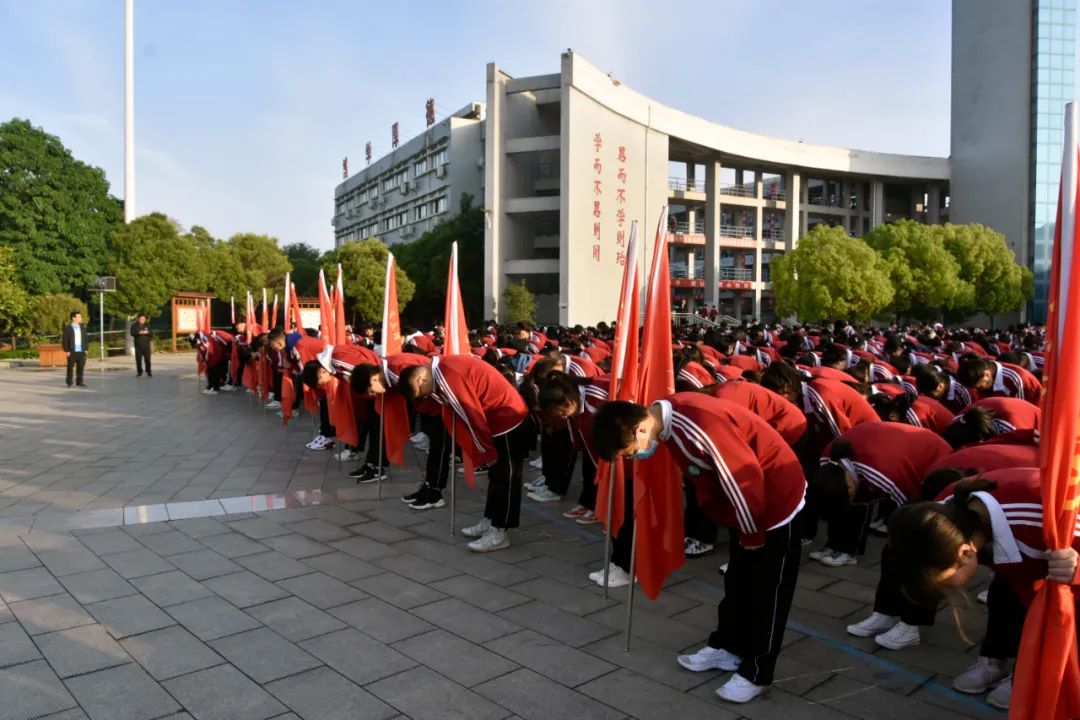 伊川县实验高中主题校集仪式如期举行